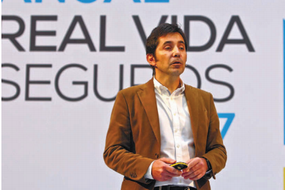 Pedro Lopes- managing director accenture